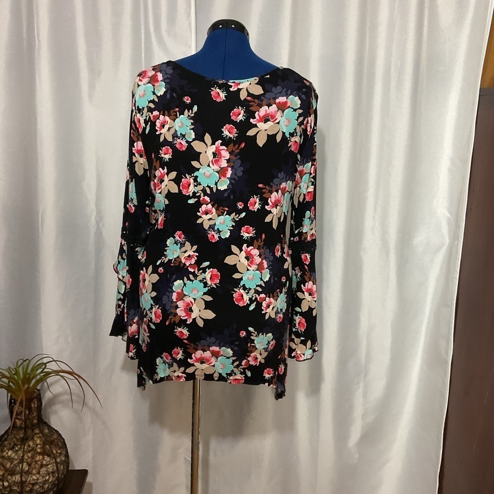 Woman’s Gently Used Relativity Tunic - Picture 6 of 12